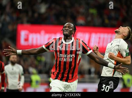 Mailand, Italien. September 2024. Tammy Abraham von AC Mailand feiert sein Tor während eines Fußballspiels der Serie A zwischen dem AC Mailand und Venezia am 14. September 2024 in Mailand. Quelle: Alberto Lingria/Xinhua/Alamy Live News Stockfoto