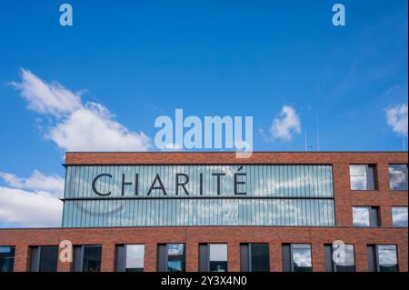 Deutschland, Berlin, 14.09.2024, Charite' Schriftzug auf einem Gebäude Stockfoto