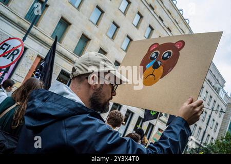 Ein Tierschützer hält ein Plakat mit einem Zeichentrick eines schreienden Bären. Aktivisten und Befürworter der Tierrechte marschieren durch die Straßen Warschaus, um das Bewusstsein für das schreckliche Leiden von Tieren zu schärfen, die in der Fabrik- und industriellen Landwirtschaft gefangen sind. Der marsch wird als Gelegenheit für die Gemeinschaft angesehen, sich zu vereinen und ihre Stimmen Gehör zu verschaffen, indem sie über die Bedeutung der Gleichberechtigung für Tiere singen. Die Teilnehmer begannen ihre Aktion an der Statue des Kopernikus in der Nowy-Swiat-Straße. Sie marschierten mit Bannern und Plakaten durch das Stadtzentrum, hinter dem Palast für Kultur und Wissenschaft und r Stockfoto