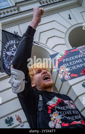 Als der marsch zu Ende geht, singt ein Tierschützer und hebt seine Faust in die Luft. Aktivisten und Befürworter der Tierrechte marschieren durch die Straßen Warschaus, um das Bewusstsein für das schreckliche Leiden von Tieren zu schärfen, die in der Fabrik- und industriellen Landwirtschaft gefangen sind. Der marsch wird als Gelegenheit für die Gemeinschaft angesehen, sich zu vereinen und ihre Stimmen Gehör zu verschaffen, indem sie über die Bedeutung der Gleichberechtigung für Tiere singen. Die Teilnehmer begannen ihre Aktion an der Statue des Kopernikus in der Nowy-Swiat-Straße. Sie marschierten mit Bannern und Plakaten durch das Stadtzentrum, hinter dem Palast von Cultur Stockfoto