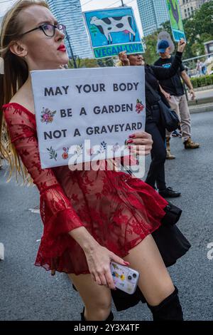 Ein Tierrechtler hält ein Plakat mit der Aufschrift „Möge dein Körper ein Garten sein, kein Friedhof“. Aktivisten und Befürworter der Tierrechte marschieren durch die Straßen Warschaus, um das Bewusstsein für das schreckliche Leiden von Tieren zu schärfen, die in der Fabrik- und industriellen Landwirtschaft gefangen sind. Der marsch wird als Gelegenheit für die Gemeinschaft angesehen, sich zu vereinen und ihre Stimmen Gehör zu verschaffen, indem sie über die Bedeutung der Gleichberechtigung für Tiere singen. Die Teilnehmer begannen ihre Aktion an der Statue des Kopernikus in der Nowy-Swiat-Straße. Sie marschierten mit Bannern und Plakaten durch das Stadtzentrum, hinter dem Pala Stockfoto