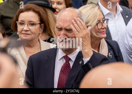 Warschau, Polen. September 2024. Antoni Macierewicz wurde während der Kundgebung gesehen. Die Menschen nahmen an einer Kundgebung vor dem Justizministerium Teil, die von der Oppositionsrechtspartei als Reaktion auf eine Untersuchung wegen angeblicher illegaler Finanzierung eines patriotischen Fonds organisiert wurde, der mit der Partei verbunden war. Oppositionsführer Jaroslaw Kaczynski sprach bei der Kundgebung und forderte seine Anhänger auf, die Pathologie der Macht der derzeitigen Regierung zu stoppen. Quelle: SOPA Images Limited/Alamy Live News Stockfoto