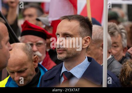 Warschau, Polen. September 2024. Janusz Kowalski nimmt an der Rallye Teil. Die Menschen nahmen an einer Kundgebung vor dem Justizministerium Teil, die von der Oppositionsrechtspartei als Reaktion auf eine Untersuchung wegen angeblicher illegaler Finanzierung eines patriotischen Fonds organisiert wurde, der mit der Partei verbunden war. Oppositionsführer Jaroslaw Kaczynski sprach bei der Kundgebung und forderte seine Anhänger auf, die Pathologie der Macht der derzeitigen Regierung zu stoppen. Quelle: SOPA Images Limited/Alamy Live News Stockfoto