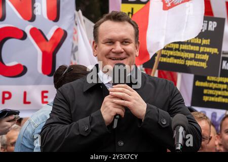 Warschau, Polen. September 2024. Der Europaabgeordnete Dominik Tarczynski hält während der Kundgebung Reden. Die Menschen nahmen an einer Kundgebung vor dem Justizministerium Teil, die von der Oppositionsrechtspartei als Reaktion auf eine Untersuchung wegen angeblicher illegaler Finanzierung eines patriotischen Fonds organisiert wurde, der mit der Partei verbunden war. Oppositionsführer Jaroslaw Kaczynski sprach bei der Kundgebung und forderte seine Anhänger auf, die Pathologie der Macht der derzeitigen Regierung zu stoppen. Quelle: SOPA Images Limited/Alamy Live News Stockfoto