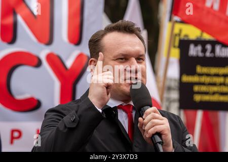 Warschau, Polen. September 2024. Der Europaabgeordnete Dominik Tarczynski hält während der Kundgebung Reden. Die Menschen nahmen an einer Kundgebung vor dem Justizministerium Teil, die von der Oppositionsrechtspartei als Reaktion auf eine Untersuchung wegen angeblicher illegaler Finanzierung eines patriotischen Fonds organisiert wurde, der mit der Partei verbunden war. Oppositionsführer Jaroslaw Kaczynski sprach bei der Kundgebung und forderte seine Anhänger auf, die Pathologie der Macht der derzeitigen Regierung zu stoppen. Quelle: SOPA Images Limited/Alamy Live News Stockfoto