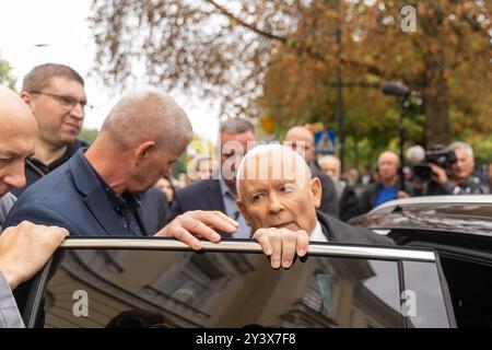 Warschau, Polen. September 2024. Jaroslaw Kaczynski steigt während der Rallye in das Auto. Die Menschen nahmen an einer Kundgebung vor dem Justizministerium Teil, die von der Oppositionsrechtspartei als Reaktion auf eine Untersuchung wegen angeblicher illegaler Finanzierung eines patriotischen Fonds organisiert wurde, der mit der Partei verbunden war. Oppositionsführer Jaroslaw Kaczynski sprach bei der Kundgebung und forderte seine Anhänger auf, die Pathologie der Macht der derzeitigen Regierung zu stoppen. Quelle: SOPA Images Limited/Alamy Live News Stockfoto