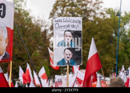 Warschau, Polen. September 2024. Ein Unterstützer hält ein Plakat, auf dem der polnische Ministerpräsident Donald Tusk während der Kundgebung als Hitler dargestellt wird. Die Menschen nahmen an einer Kundgebung vor dem Justizministerium Teil, die von der Oppositionsrechtspartei als Reaktion auf eine Untersuchung wegen angeblicher illegaler Finanzierung eines patriotischen Fonds organisiert wurde, der mit der Partei verbunden war. Oppositionsführer Jaroslaw Kaczynski sprach bei der Kundgebung und forderte seine Anhänger auf, die Pathologie der Macht der derzeitigen Regierung zu stoppen. Quelle: SOPA Images Limited/Alamy Live News Stockfoto