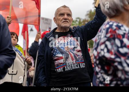 Warschau, Polen. September 2024. Ein Unterstützer nimmt an der Kundgebung Teil. Die Menschen nahmen an einer Kundgebung vor dem Justizministerium Teil, die von der Oppositionsrechtspartei als Reaktion auf eine Untersuchung wegen angeblicher illegaler Finanzierung eines patriotischen Fonds organisiert wurde, der mit der Partei verbunden war. Oppositionsführer Jaroslaw Kaczynski sprach bei der Kundgebung und forderte seine Anhänger auf, die Pathologie der Macht der derzeitigen Regierung zu stoppen. Quelle: SOPA Images Limited/Alamy Live News Stockfoto