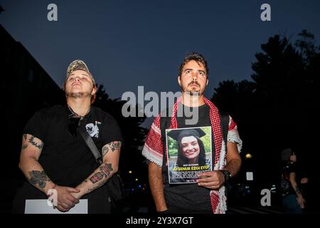 Eine Person trägt ein Bild des türkisch-amerikanischen Menschenrechtsaktivisten Aysenur Ezgi Eygi während einer pro-palästinensischen Kundgebung vor der israelischen Botschaft in Washington DC, USA am 14. September 2024. Am 6. September 2024 wurde Eygi von einem Scharfschützen der israelischen Verteidigungskräfte (IDF) bei einem Protest gegen illegale israelische Siedlungen in Beita, Nablus, im Westjordanland erschossen. Quelle: Aashish Kiphayet/Alamy Live News Stockfoto