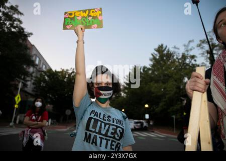 Eine Person hält ein Schild mit dem Text „Jude for Palestine“ und posiert für ein Foto während einer pro-palästinensischen Kundgebung vor der israelischen Botschaft in Washington DC, USA am 14. September 2024. Die Demonstranten fordern ein Ende des andauernden israelischen Angriffs auf den Gazastreifen. Quelle: Aashish Kiphayet/Alamy Live News Stockfoto