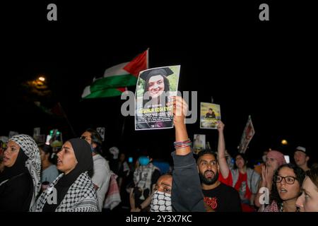 Eine Person trägt ein Bild des türkisch-amerikanischen Menschenrechtsaktivisten Aysenur Ezgi Eygi während einer pro-palästinensischen Kundgebung vor der israelischen Botschaft in Washington DC, USA am 14. September 2024. Am 6. September 2024 wurde Eygi von einem Scharfschützen der israelischen Verteidigungskräfte (IDF) bei einem Protest gegen illegale israelische Siedlungen in Beita, Nablus, im Westjordanland erschossen. Quelle: Aashish Kiphayet/Alamy Live News Stockfoto