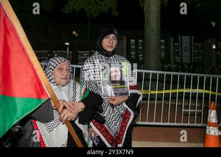 Eine Person trägt ein Bild des türkisch-amerikanischen Menschenrechtsaktivisten Aysenur Ezgi Eygi während einer pro-palästinensischen Kundgebung vor der israelischen Botschaft in Washington DC, USA am 14. September 2024. Am 6. September 2024 wurde Eygi von einem Scharfschützen der israelischen Verteidigungskräfte (IDF) bei einem Protest gegen illegale israelische Siedlungen in Beita, Nablus, im Westjordanland erschossen. Quelle: Aashish Kiphayet/Alamy Live News Stockfoto