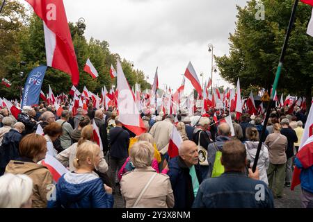 Warschau, Polen. September 2024. Die Anhänger schwenken polnische Nationalflaggen und schreien während der Kundgebung Slogans. Die Menschen nahmen an einer Kundgebung vor dem Justizministerium Teil, die von der Oppositionsrechtspartei als Reaktion auf eine Untersuchung wegen angeblicher illegaler Finanzierung eines patriotischen Fonds organisiert wurde, der mit der Partei verbunden war. Oppositionsführer Jaroslaw Kaczynski sprach bei der Kundgebung und forderte seine Anhänger auf, die Pathologie der Macht der derzeitigen Regierung zu stoppen. (Foto: Marek Antoni Iwanczuk/SOPA Images/SIPA USA) Credit: SIPA USA/Alamy Live News Stockfoto