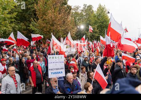Warschau, Polen. September 2024. Die Menschen schwenken die polnischen Nationalflaggen und rufen während der Kundgebung Slogans. Die Menschen nahmen an einer Kundgebung vor dem Justizministerium Teil, die von der Oppositionsrechtspartei als Reaktion auf eine Untersuchung wegen angeblicher illegaler Finanzierung eines patriotischen Fonds organisiert wurde, der mit der Partei verbunden war. Oppositionsführer Jaroslaw Kaczynski sprach bei der Kundgebung und forderte seine Anhänger auf, die Pathologie der Macht der derzeitigen Regierung zu stoppen. (Foto: Marek Antoni Iwanczuk/SOPA Images/SIPA USA) Credit: SIPA USA/Alamy Live News Stockfoto
