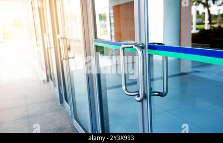 Glastür in einem modernen Bürogebäude Stockfoto