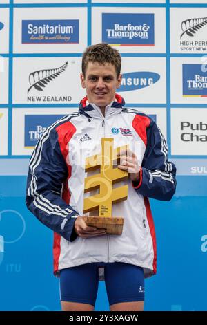 Der britische Jonathan Brownlee mit der Trophäe, nachdem er am Sonntag, den 21. Oktober, den zweiten Platz im Elite Men's Race of the World Triathlon Grand Final in Auckland, Neuseeland, gewonnen hatte. 2012. Stockfoto