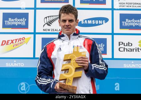 Der britische Jonathan Brownlee mit der Trophäe, nachdem er am Sonntag, den 21. Oktober, den zweiten Platz im Elite Men's Race of the World Triathlon Grand Final in Auckland, Neuseeland, gewonnen hatte. 2012. Stockfoto