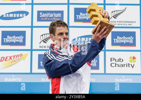 Der britische Jonathan Brownlee mit der Trophäe, nachdem er am Sonntag, den 21. Oktober, den zweiten Platz im Elite Men's Race of the World Triathlon Grand Final in Auckland, Neuseeland, gewonnen hatte. 2012. Stockfoto