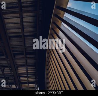 Ein Gebäude mit Holzlatten auf der Baustelle, das zu seinem architektonischen Stil beiträgt Stockfoto