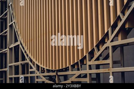 Ein Gebäude mit Holzlatten auf der Baustelle, das zu seinem architektonischen Stil beiträgt Stockfoto