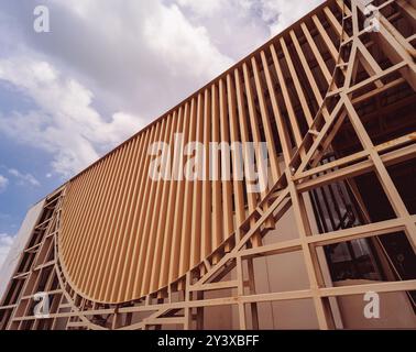 Ein Gebäude mit Holzlatten auf der Baustelle, das zu seinem architektonischen Stil beiträgt Stockfoto