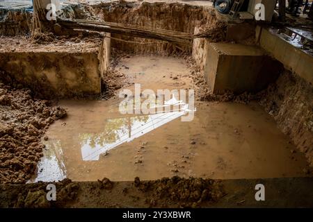 Großer Erdhaufen, in dem sich viele Verstärkungsstäbe aus Metall befinden Stockfoto