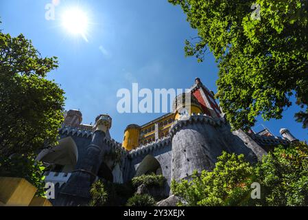 Niedriger Blick auf den Pena Palast (Palácio da Pena) an einem sonnigen Tag - Sintra, Portugal Stockfoto