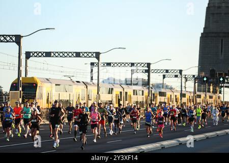 Sydney, Australien. September 2024. Die Teilnehmer laufen während des Sydney Marathons 2024 in Sydney, Australien, am 15. September 2024. Quelle: Ma Ping/Xinhua/Alamy Live News Stockfoto