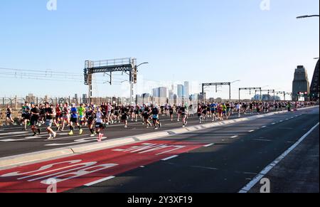 Sydney, Australien. September 2024. Die Teilnehmer laufen während des Sydney Marathons 2024 in Sydney, Australien, am 15. September 2024. Quelle: Ma Ping/Xinhua/Alamy Live News Stockfoto