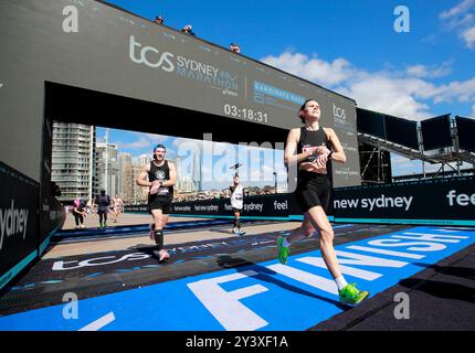 Sydney, Australien. September 2024. Die Teilnehmer passieren die Ziellinie beim Sydney Marathon 2024 in Sydney, Australien, 15. September 2024. Quelle: Ma Ping/Xinhua/Alamy Live News Stockfoto