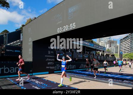 Sydney, Australien. September 2024. Die Teilnehmer passieren die Ziellinie beim Sydney Marathon 2024 in Sydney, Australien, 15. September 2024. Quelle: Ma Ping/Xinhua/Alamy Live News Stockfoto