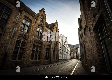 Ruhige Kopfsteinpflasterallee in Brügge' Altstadt - Brügge, Belgien Stockfoto