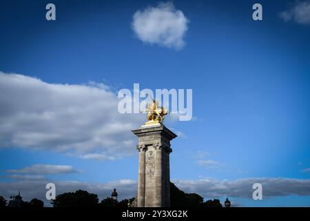 Pont Alexandre III. Goldene Skulptur gegen den blauen Himmel - Paris, Frankreich Stockfoto