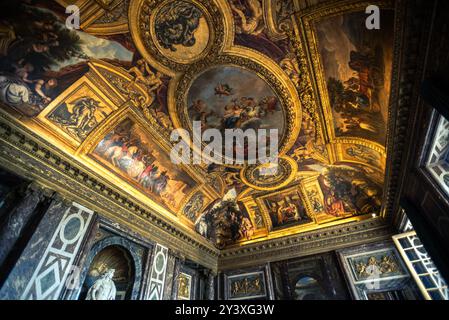 Die verzierte Decke des Venussalons im Schloss Versailles in Versailles, Frankreich Stockfoto