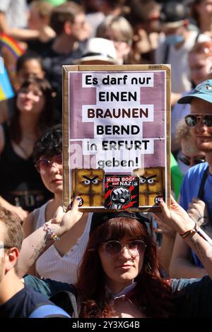 CHRISTOPHER STREET DAY 2024 - Erfurt - CSD - morgens 7. September 2024 zieht der CSD mit mehreren tausend Teilnehmern unter dem Motto für ein buntes Erfurt keinen Schritt zurück in Erfurt durch die Innenstadt. Er ist der CSD mit der längsten Tradition in Thüringen und eine Demonstration gegen Diskriminierung und für Gleichstellung, Akzeptanz und Toleranz. Das CSD Erfurt Bündnis setzt sich seit Jahren für die Akzeptanz queerer Menschen innerhalb von Erfurt ein. Demoschild: Es darf nur EINEN BRAUNEN BERND in ERFURT geben - Aufkleber: FCK NZS - KEIN BOCK auf NAZIS Abbildung: Geballte Faust - Anspiel Stockfoto