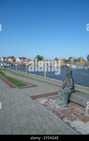 Garnelenboote im Hafen von Greetsiel, Krummhörn, Ostfriesland, Nordsee, Nationalpark Wattenmeer, Niedersachsen, Deutschland Stockfoto