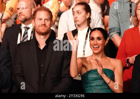 Aktenfoto vom 09/23 des Herzogs und der Herzogin von Sussex während der Abschlusszeremonie der Invictus-Spiele in Düsseldorf. Der Herzog von Sussex feiert seinen 40. Geburtstag. Harry verbringt seinen Meilenstein-Geburtstag am Sonntag mit Meghan und ihren Kindern Prinz Archie und Prinzessin Lilibet. Er soll dann zu einem Treffen mit engen internationalen Freunden aufbrechen, berichtete das People Magazine. Ausgabedatum: Sonntag, 15. September 2024. Stockfoto