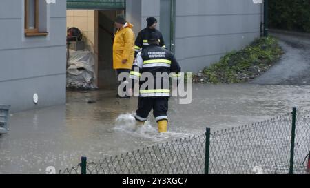 Katastrophales Hochwasser in Niederösterreich. In der Gegend um St. Pölten sind in 24 Stunden 300 Liter auf dem Quadratmeter gefallen. Die Pegel steigen und steigen. Ein Jahrhhunderthochwasser tritt ein. Viele Pegel sind deutlich über ein 50 jähriges Hochwasser gestiegen. Das Traistal ist von der Außenwelt abgeschnitten. Die Straßen ins Tal bis zu einem Meter überflutet. Selbst die Feuerwehr Rothenau ist betroffen. Das Gerätehaus steht unter Wasser. Es wurde für ganz Niederösterreich Katastrophenalarm ausgelöst. Derweil schüttet es wie aus Kübeln weiter. Rothenau Niederösterreich Österreich ** Stockfoto