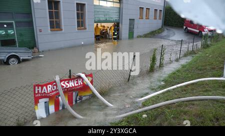 Katastrophales Hochwasser in Niederösterreich. In der Gegend um St. Pölten sind in 24 Stunden 300 Liter auf dem Quadratmeter gefallen. Die Pegel steigen und steigen. Ein Jahrhhunderthochwasser tritt ein. Viele Pegel sind deutlich über ein 50 jähriges Hochwasser gestiegen. Das Traistal ist von der Außenwelt abgeschnitten. Die Straßen ins Tal bis zu einem Meter überflutet. Selbst die Feuerwehr Rothenau ist betroffen. Das Gerätehaus steht unter Wasser. Es wurde für ganz Niederösterreich Katastrophenalarm ausgelöst. Derweil schüttet es wie aus Kübeln weiter. Rothenau Niederösterreich Österreich ** Stockfoto