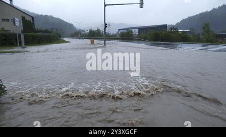 Katastrophales Hochwasser in Niederösterreich. In der Gegend um St. Pölten sind in 24 Stunden 300 Liter auf dem Quadratmeter gefallen. Die Pegel steigen und steigen. Ein Jahrhhunderthochwasser tritt ein. Viele Pegel sind deutlich über ein 50 jähriges Hochwasser gestiegen. Das Traistal ist von der Außenwelt abgeschnitten. Die Straßen ins Tal bis zu einem Meter überflutet. Selbst die Feuerwehr Rothenau ist betroffen. Das Gerätehaus steht unter Wasser. Es wurde für ganz Niederösterreich Katastrophenalarm ausgelöst. Derweil schüttet es wie aus Kübeln weiter. Rothenau Niederösterreich Österreich ** Stockfoto