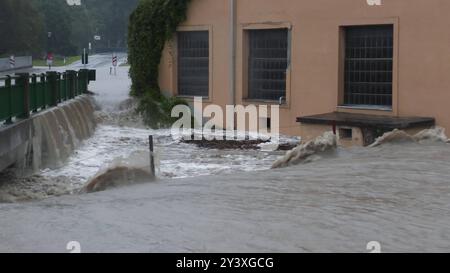 Katastrophales Hochwasser in Niederösterreich. In der Gegend um St. Pölten sind in 24 Stunden 300 Liter auf dem Quadratmeter gefallen. Die Pegel steigen und steigen. Ein Jahrhhunderthochwasser tritt ein. Viele Pegel sind deutlich über ein 50 jähriges Hochwasser gestiegen. Das Traistal ist von der Außenwelt abgeschnitten. Die Straßen ins Tal bis zu einem Meter überflutet. Selbst die Feuerwehr Rothenau ist betroffen. Das Gerätehaus steht unter Wasser. Es wurde für ganz Niederösterreich Katastrophenalarm ausgelöst. Derweil schüttet es wie aus Kübeln weiter. Rothenau Niederösterreich Österreich ** Stockfoto