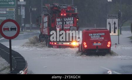 Katastrophales Hochwasser in Niederösterreich. In der Gegend um St. Pölten sind in 24 Stunden 300 Liter auf dem Quadratmeter gefallen. Die Pegel steigen und steigen. Ein Jahrhhunderthochwasser tritt ein. Viele Pegel sind deutlich über ein 50 jähriges Hochwasser gestiegen. Das Traistal ist von der Außenwelt abgeschnitten. Die Straßen ins Tal bis zu einem Meter überflutet. Selbst die Feuerwehr Rothenau ist betroffen. Das Gerätehaus steht unter Wasser. Es wurde für ganz Niederösterreich Katastrophenalarm ausgelöst. Derweil schüttet es wie aus Kübeln weiter. Rothenau Niederösterreich Österreich ** Stockfoto