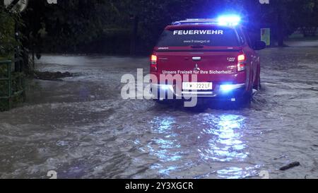 Katastrophales Hochwasser in Niederösterreich. In der Gegend um St. Pölten sind in 24 Stunden 300 Liter auf dem Quadratmeter gefallen. Die Pegel steigen und steigen. Ein Jahrhhunderthochwasser tritt ein. Viele Pegel sind deutlich über ein 50 jähriges Hochwasser gestiegen. Das Traistal ist von der Außenwelt abgeschnitten. Die Straßen ins Tal bis zu einem Meter überflutet. Selbst die Feuerwehr Rothenau ist betroffen. Das Gerätehaus steht unter Wasser. Es wurde für ganz Niederösterreich Katastrophenalarm ausgelöst. Derweil schüttet es wie aus Kübeln weiter. Rothenau Niederösterreich Österreich ** Stockfoto