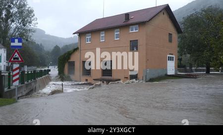 Katastrophales Hochwasser in Niederösterreich. In der Gegend um St. Pölten sind in 24 Stunden 300 Liter auf dem Quadratmeter gefallen. Die Pegel steigen und steigen. Ein Jahrhhunderthochwasser tritt ein. Viele Pegel sind deutlich über ein 50 jähriges Hochwasser gestiegen. Das Traistal ist von der Außenwelt abgeschnitten. Die Straßen ins Tal bis zu einem Meter überflutet. Selbst die Feuerwehr Rothenau ist betroffen. Das Gerätehaus steht unter Wasser. Es wurde für ganz Niederösterreich Katastrophenalarm ausgelöst. Derweil schüttet es wie aus Kübeln weiter. Rothenau Niederösterreich Österreich ** Stockfoto