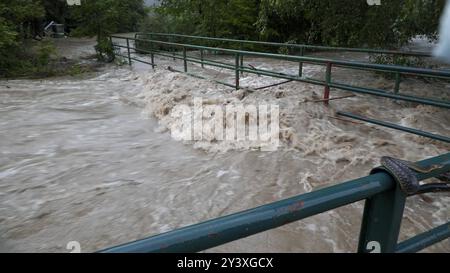 Katastrophales Hochwasser in Niederösterreich. In der Gegend um St. Pölten sind in 24 Stunden 300 Liter auf dem Quadratmeter gefallen. Die Pegel steigen und steigen. Ein Jahrhhunderthochwasser tritt ein. Viele Pegel sind deutlich über ein 50 jähriges Hochwasser gestiegen. Das Traistal ist von der Außenwelt abgeschnitten. Die Straßen ins Tal bis zu einem Meter überflutet. Selbst die Feuerwehr Rothenau ist betroffen. Das Gerätehaus steht unter Wasser. Es wurde für ganz Niederösterreich Katastrophenalarm ausgelöst. Derweil schüttet es wie aus Kübeln weiter. Rothenau Niederösterreich Österreich ** Stockfoto