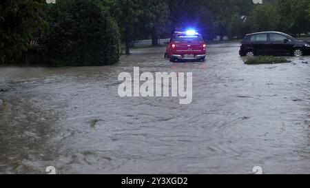 Katastrophales Hochwasser in Niederösterreich. In der Gegend um St. Pölten sind in 24 Stunden 300 Liter auf dem Quadratmeter gefallen. Die Pegel steigen und steigen. Ein Jahrhhunderthochwasser tritt ein. Viele Pegel sind deutlich über ein 50 jähriges Hochwasser gestiegen. Das Traistal ist von der Außenwelt abgeschnitten. Die Straßen ins Tal bis zu einem Meter überflutet. Selbst die Feuerwehr Rothenau ist betroffen. Das Gerätehaus steht unter Wasser. Es wurde für ganz Niederösterreich Katastrophenalarm ausgelöst. Derweil schüttet es wie aus Kübeln weiter. Rothenau Niederösterreich Österreich ** Stockfoto