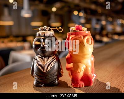 Authentische Tiki Drink Cocktails. Zwei tropische Tiki-Cocktails an der Bar. Tiki-Cocktails an der Bar im Nachtclub oder Restaurant Stockfoto