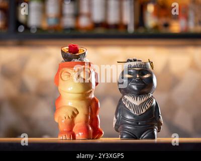 Tiki Trinken Cocktails. Zwei tropische Tiki-Cocktails an der Bar. Tiki-Cocktails an der Bar im Nachtclub Stockfoto
