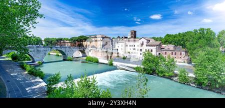 Rom, Isola Tiberina (Tiberinsel) mit Cestianbrücke und Basilika St. Bartholomäus auf der Insel Stockfoto