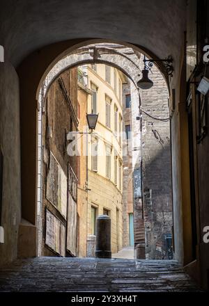 Siena, Toskana, Italien, Bogengang im Stadtzentrum in der Nähe des Hauptplatzes Piazza del Campo Stockfoto
